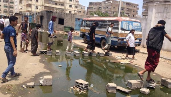 عدن.. مواطنون يشكون من طفح المجاري بشارع المعلا الرئيسي