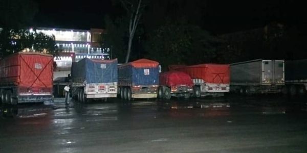 مليشيا الحوثي تحتجز عشرات الشاحنات شرقي تعز لإجبارها على دفع جبايات
