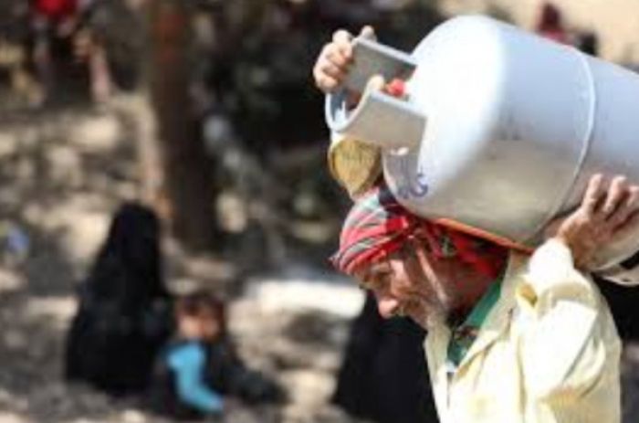 أزمة غاز خانقة في عدن تدفع المواطنين للبحث عن الأسطوانات خارج المحافظة