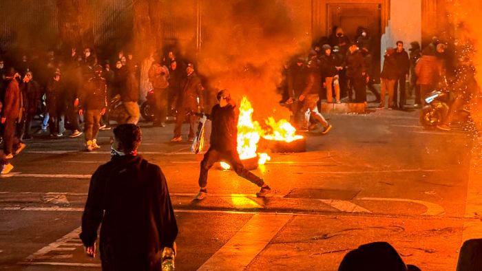 الاتحاد الأوروبي يلوّح بعقوبات أشد على إيران وسط تصاعد القمع والاحتجاجات